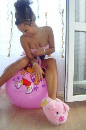 Isabella, 18 in Florida | Younger Adult Woman, Older Men