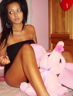 Ella from Chamita, New Mexico is looking for adult webcam chat